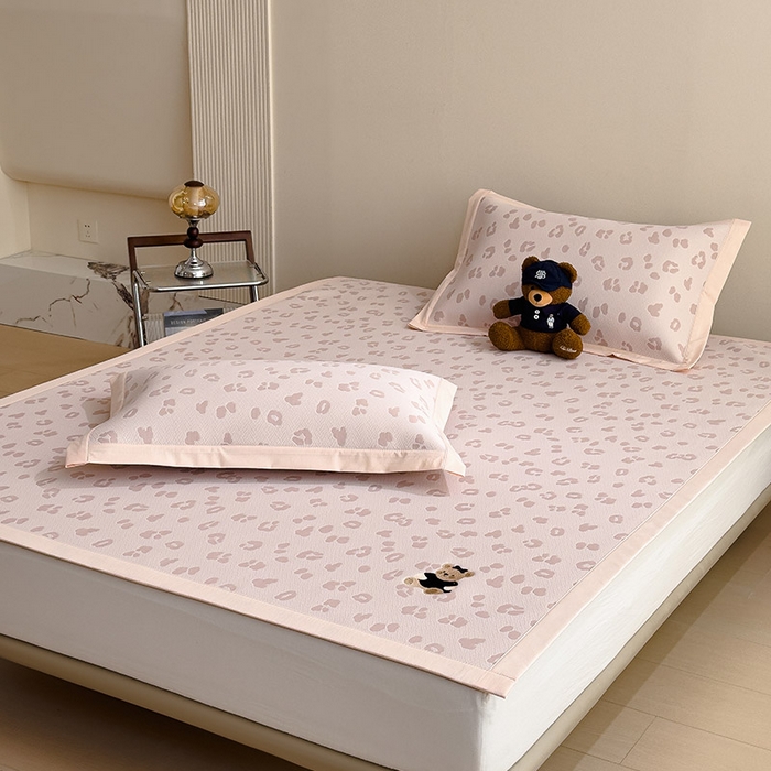 91家纺网 家纺一手货源 找家纺 宜派家纺 2026新款A类母婴级ins清新冰豆豆小熊刺绣凉感值过0.21夏季冰丝席凉席夏天 小熊豹豹-粉-床席