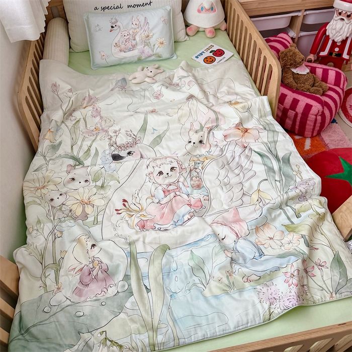 91家纺网 家纺一手货源 找家纺 萌宝家纺 2026新款母婴风全棉60S贡缎大豆夏被幼儿园纯棉夏凉被三件套 天鹅湖