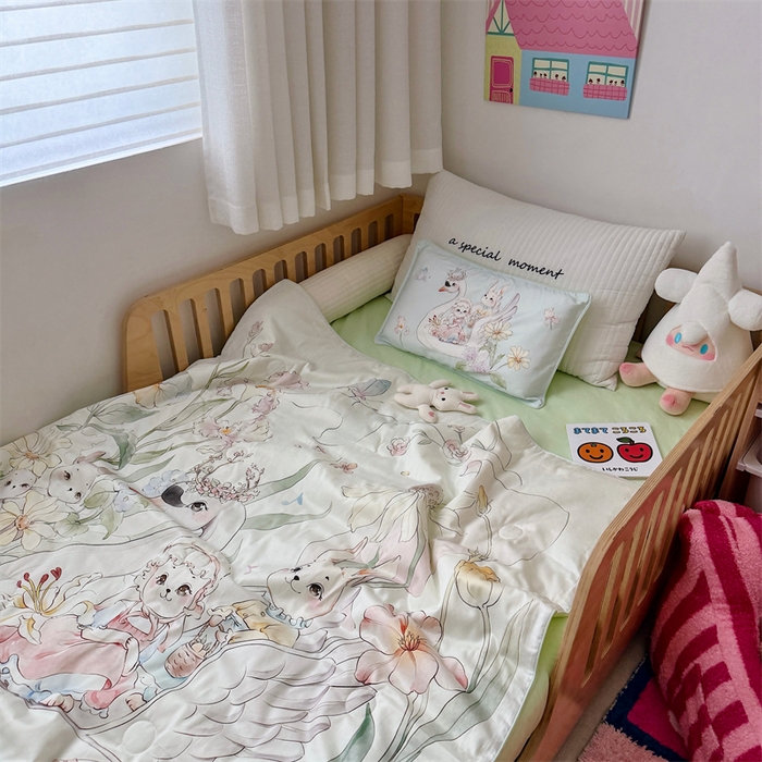 91家纺网 家纺一手货源 找家纺 萌宝家纺 2026新款母婴风全棉60S贡缎大豆夏被幼儿园纯棉夏凉被三件套 天鹅湖