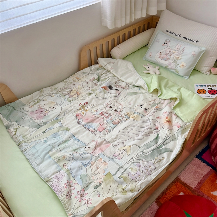 91家纺网 家纺一手货源 找家纺 萌宝家纺 2026新款母婴风全棉60S贡缎大豆夏被幼儿园纯棉夏凉被三件套 天鹅湖