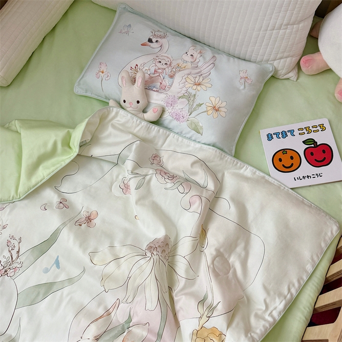 91家纺网 家纺一手货源 找家纺 萌宝家纺 2026新款母婴风全棉60S贡缎大豆夏被幼儿园纯棉夏凉被三件套 天鹅湖