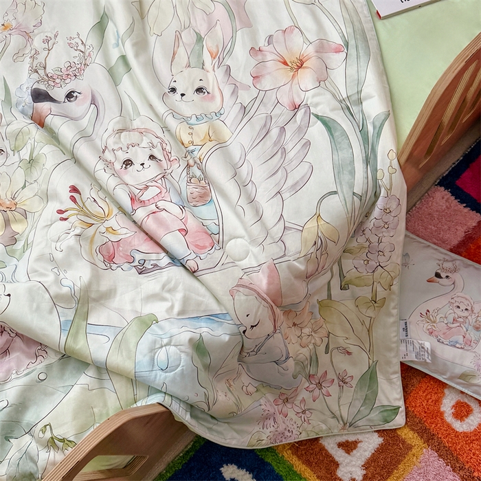 91家纺网 家纺一手货源 找家纺 萌宝家纺 2026新款母婴风全棉60S贡缎大豆夏被幼儿园纯棉夏凉被三件套 天鹅湖