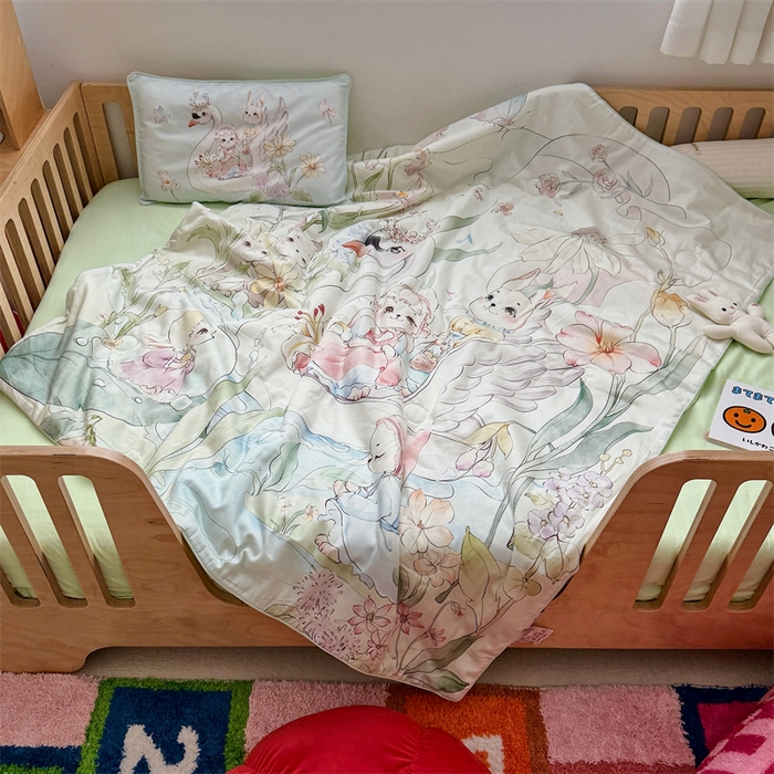 91家纺网 家纺一手货源 找家纺 萌宝家纺 2026新款母婴风全棉60S贡缎大豆夏被幼儿园纯棉夏凉被三件套 天鹅湖