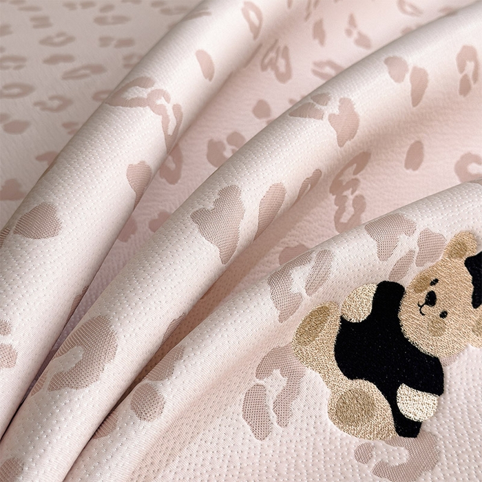 91家纺网 家纺一手货源 找家纺 宜派家纺 2026新款A类母婴级ins清新冰豆豆小熊刺绣凉感值过0.21夏季冰丝席凉席夏天 小熊豹豹-粉-床席