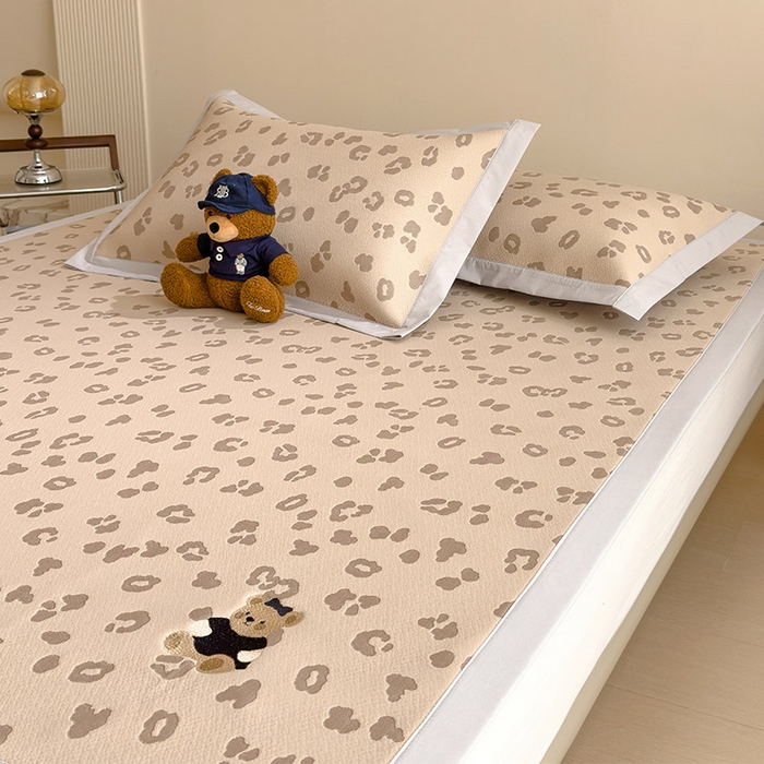 91家纺网 家纺一手货源 找家纺 宜派家纺 2026新款A类母婴级ins清新冰豆豆小熊刺绣凉感值过0.21夏季冰丝席凉席夏天 小熊豹豹-咖-床席