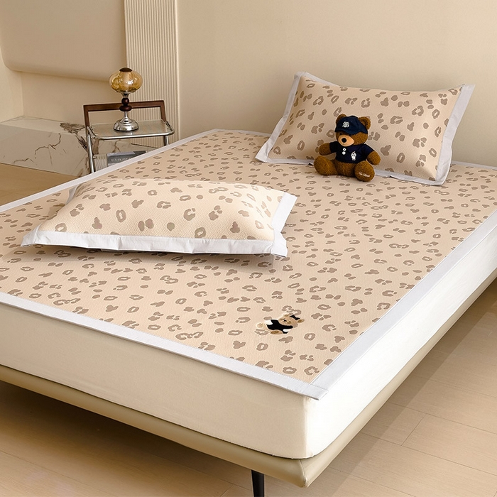 91家纺网 家纺一手货源 找家纺 宜派家纺 2026新款A类母婴级ins清新冰豆豆小熊刺绣凉感值过0.21夏季冰丝席凉席夏天 小熊豹豹-咖-床席