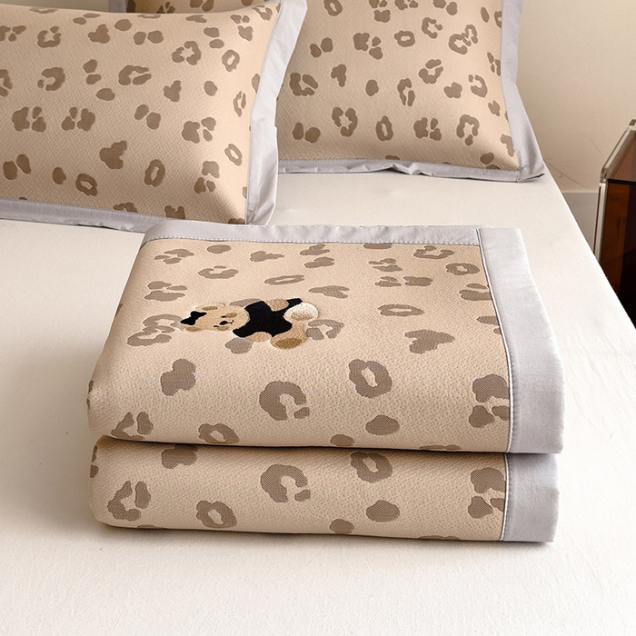 91家纺网 家纺一手货源 找家纺 宜派家纺 2026新款A类母婴级ins清新冰豆豆小熊刺绣凉感值过0.21夏季冰丝席凉席夏天 小熊豹豹-咖-床席