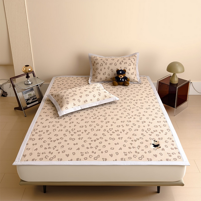 91家纺网 家纺一手货源 找家纺 宜派家纺 2026新款A类母婴级ins清新冰豆豆小熊刺绣凉感值过0.21夏季冰丝席凉席夏天 小熊豹豹-咖-床席