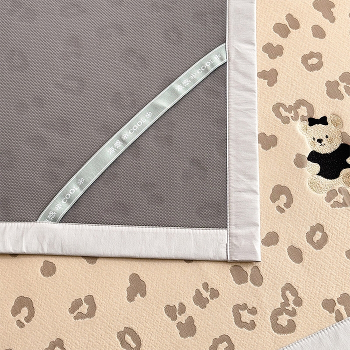 91家纺网 家纺一手货源 找家纺 宜派家纺 2026新款A类母婴级ins清新冰豆豆小熊刺绣凉感值过0.21夏季冰丝席凉席夏天 小熊豹豹-咖-床席