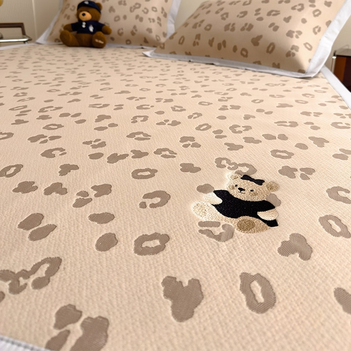 91家纺网 家纺一手货源 找家纺 宜派家纺 2026新款A类母婴级ins清新冰豆豆小熊刺绣凉感值过0.21夏季冰丝席凉席夏天 小熊豹豹-咖-床席