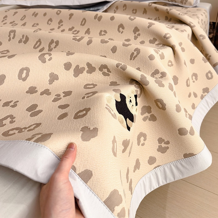 91家纺网 家纺一手货源 找家纺 宜派家纺 2026新款A类母婴级ins清新冰豆豆小熊刺绣凉感值过0.21夏季冰丝席凉席夏天 小熊豹豹-咖-床席