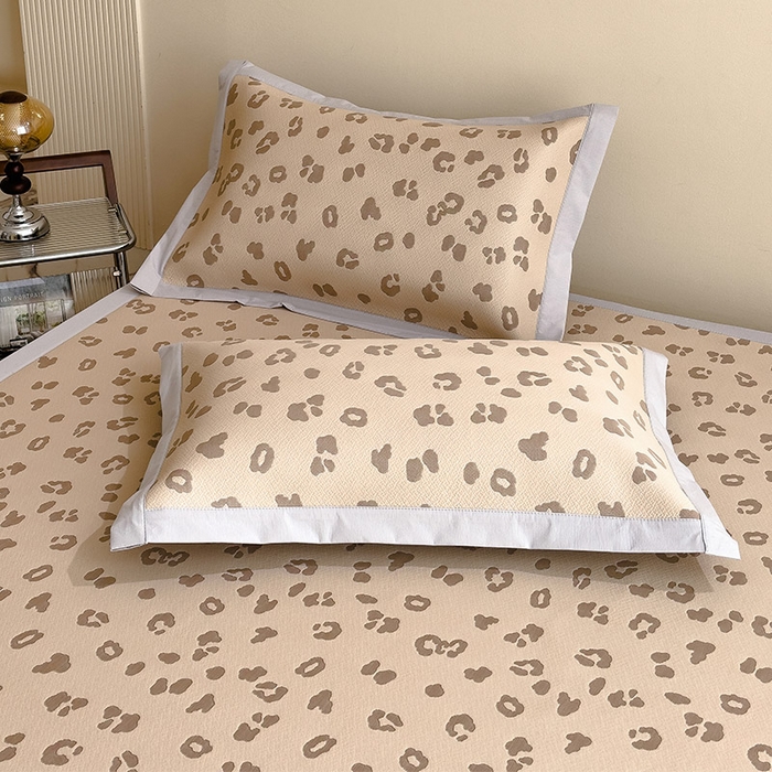 91家纺网 家纺一手货源 找家纺 宜派家纺 2026新款A类母婴级ins清新冰豆豆小熊刺绣凉感值过0.21夏季冰丝席凉席夏天 小熊豹豹-咖-床席