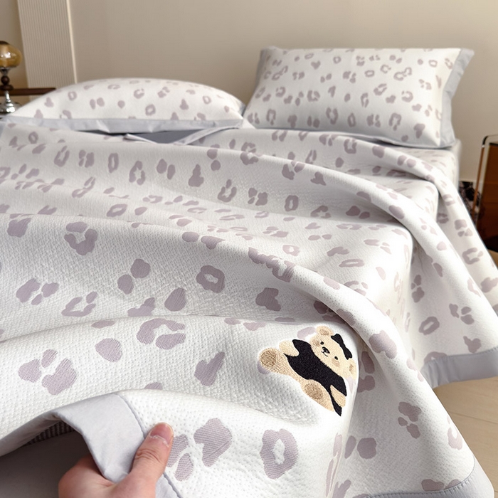 91家纺网 家纺一手货源 找家纺 宜派家纺 2026新款A类母婴级ins清新冰豆豆小熊刺绣凉感值过0.21夏季冰丝席凉席夏天 小熊豹豹-浅粉-床席