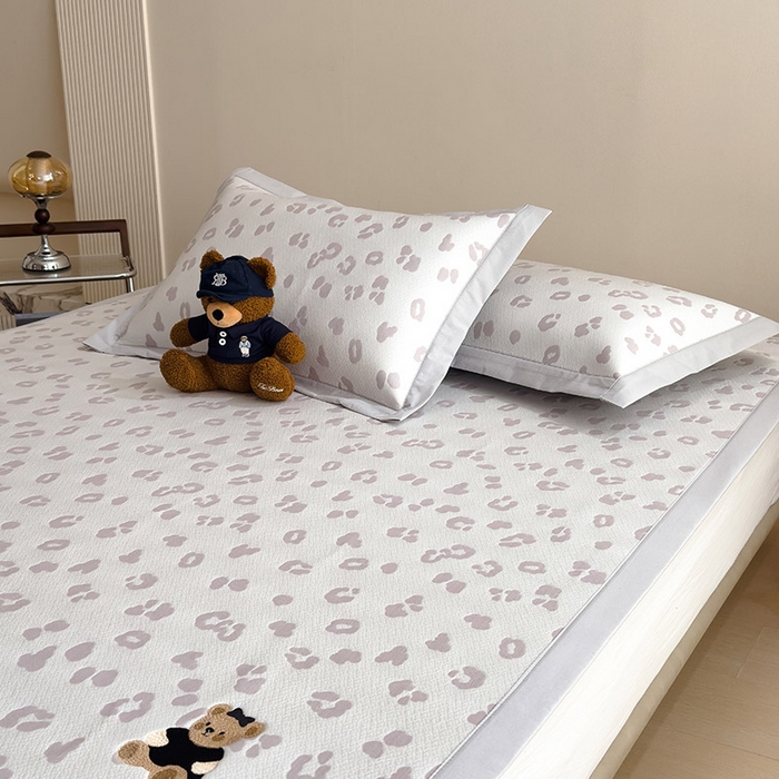 91家纺网 家纺一手货源 找家纺 宜派家纺 2026新款A类母婴级ins清新冰豆豆小熊刺绣凉感值过0.21夏季冰丝席凉席夏天 小熊豹豹-浅粉-床席