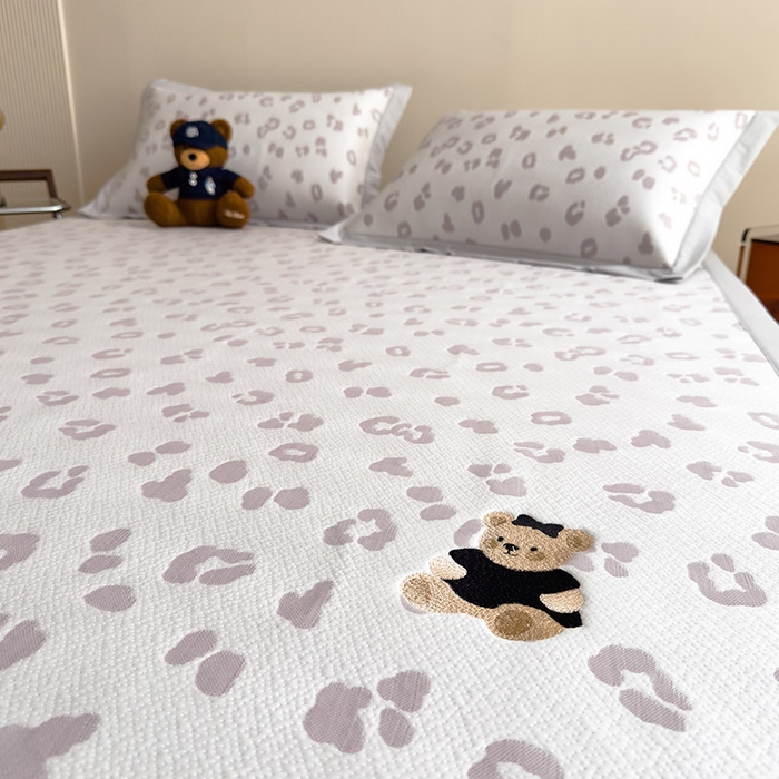 91家纺网 家纺一手货源 找家纺 宜派家纺 2026新款A类母婴级ins清新冰豆豆小熊刺绣凉感值过0.21夏季冰丝席凉席夏天 小熊豹豹-浅粉-床席