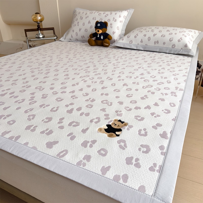 91家纺网 家纺一手货源 找家纺 宜派家纺 2026新款A类母婴级ins清新冰豆豆小熊刺绣凉感值过0.21夏季冰丝席凉席夏天 小熊豹豹-浅粉-床席