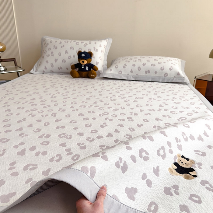 91家纺网 家纺一手货源 找家纺 宜派家纺 2026新款A类母婴级ins清新冰豆豆小熊刺绣凉感值过0.21夏季冰丝席凉席夏天 小熊豹豹-浅粉-床席