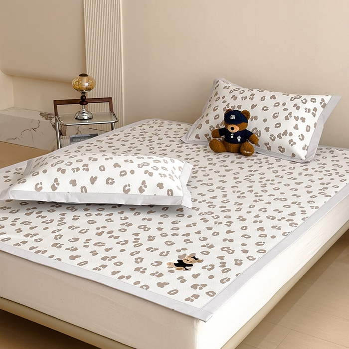 91家纺网 家纺一手货源 找家纺 宜派家纺 2026新款A类母婴级ins清新冰豆豆小熊刺绣凉感值过0.21夏季冰丝席凉席夏天 小熊豹豹-浅咖-床席