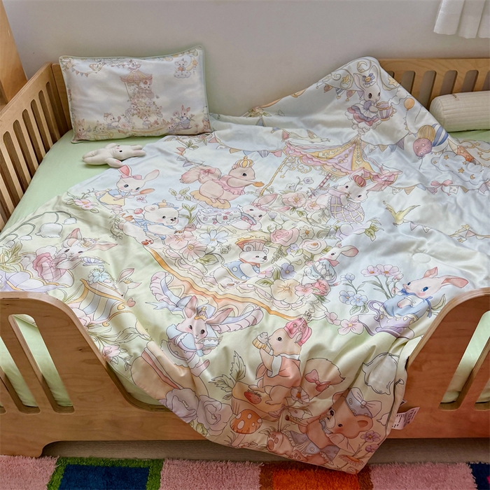 91家纺网 家纺一手货源 找家纺 萌宝家纺 2026新款母婴风全棉60S贡缎大豆夏被幼儿园纯棉夏凉被三件套 甜梦蛋糕