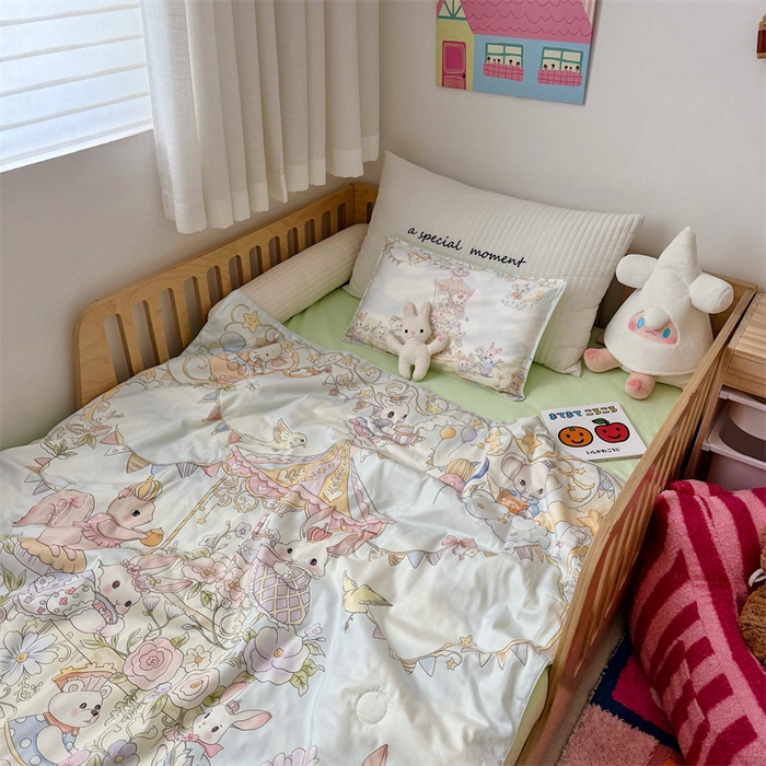 91家纺网 家纺一手货源 找家纺 萌宝家纺 2026新款母婴风全棉60S贡缎大豆夏被幼儿园纯棉夏凉被三件套 甜梦蛋糕
