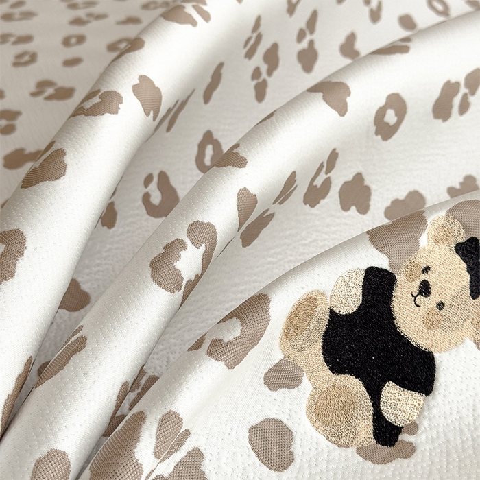 91家纺网 家纺一手货源 找家纺 宜派家纺 2026新款A类母婴级ins清新冰豆豆小熊刺绣凉感值过0.21夏季冰丝席凉席夏天 小熊豹豹-浅咖-床席