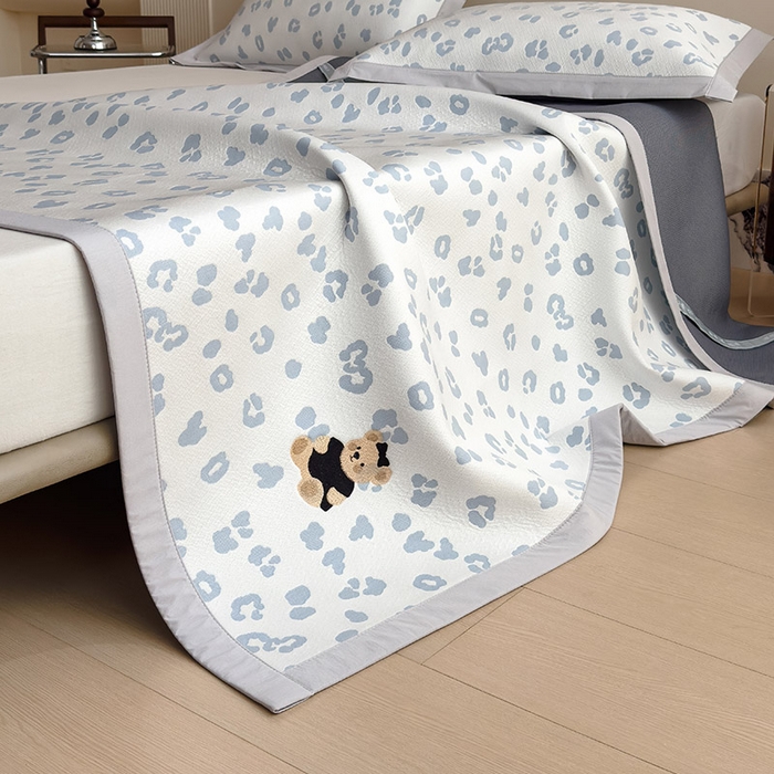 91家纺网 家纺一手货源 找家纺 宜派家纺 2026新款A类母婴级ins清新冰豆豆小熊刺绣凉感值过0.21夏季冰丝席凉席夏天 小熊豹豹-浅蓝-床席