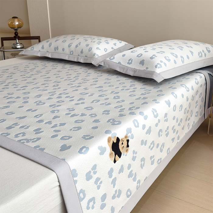 91家纺网 家纺一手货源 找家纺 宜派家纺 2026新款A类母婴级ins清新冰豆豆小熊刺绣凉感值过0.21夏季冰丝席凉席夏天 小熊豹豹-浅蓝-床席