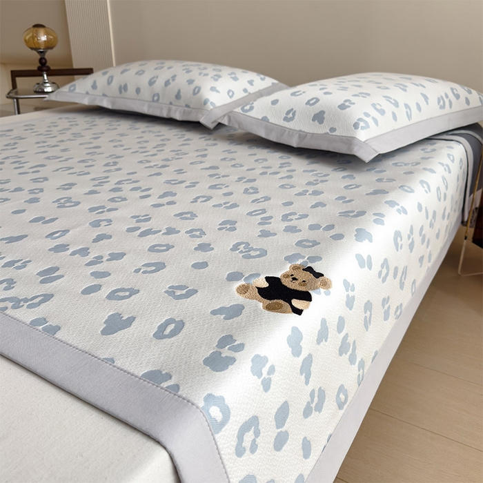 91家纺网 家纺一手货源 找家纺 宜派家纺 2026新款A类母婴级ins清新冰豆豆小熊刺绣凉感值过0.21夏季冰丝席凉席夏天 小熊豹豹-浅蓝-床席