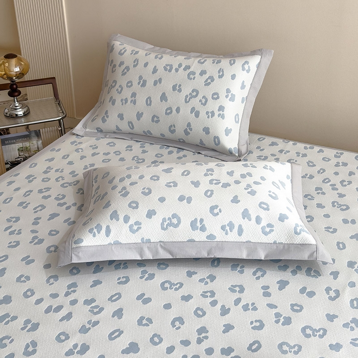 91家纺网 家纺一手货源 找家纺 宜派家纺 2026新款A类母婴级ins清新冰豆豆小熊刺绣凉感值过0.21夏季冰丝席凉席夏天 小熊豹豹-浅蓝-床席