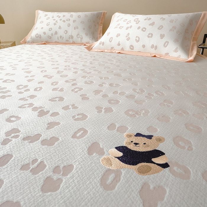 91家纺网 家纺一手货源 找家纺 宜派家纺 2026新款A类母婴级ins清新冰豆豆小熊刺绣凉感值过0.21夏季冰丝席凉席夏天 小熊豹豹-玉色-床席