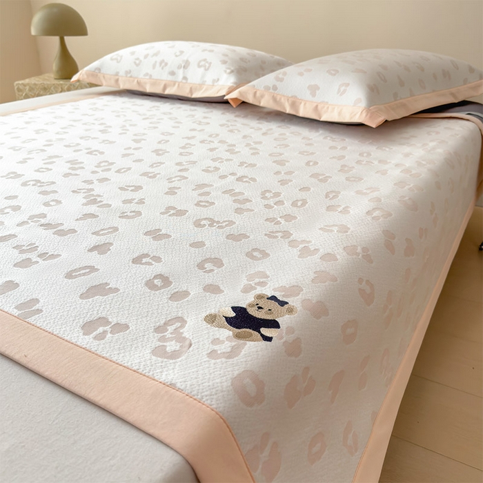 91家纺网 家纺一手货源 找家纺 宜派家纺 2026新款A类母婴级ins清新冰豆豆小熊刺绣凉感值过0.21夏季冰丝席凉席夏天 小熊豹豹-玉色-床席