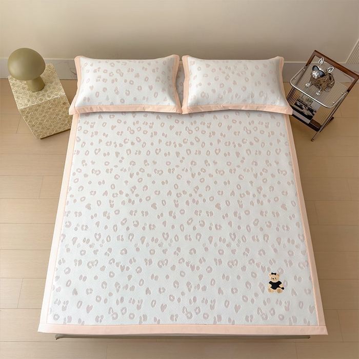 91家纺网 家纺一手货源 找家纺 宜派家纺 2026新款A类母婴级ins清新冰豆豆小熊刺绣凉感值过0.21夏季冰丝席凉席夏天 小熊豹豹-玉色-床席