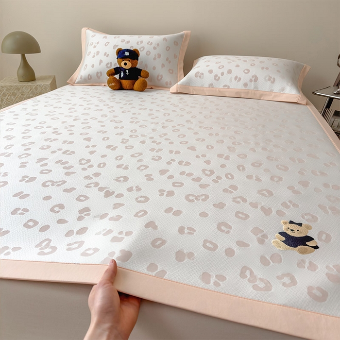 91家纺网 家纺一手货源 找家纺 宜派家纺 2026新款A类母婴级ins清新冰豆豆小熊刺绣凉感值过0.21夏季冰丝席凉席夏天 小熊豹豹-玉色-床席