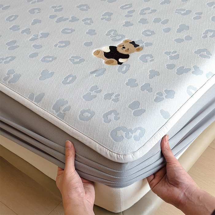 91家纺网 家纺一手货源 找家纺 宜派家纺 2026新款A类母婴级ins清新冰豆豆小熊刺绣凉感值过0.21夏季冰丝席凉席夏天 小熊豹豹-蓝-床笠