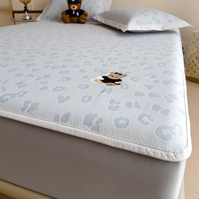 91家纺网 家纺一手货源 找家纺 宜派家纺 2026新款A类母婴级ins清新冰豆豆小熊刺绣凉感值过0.21夏季冰丝席凉席夏天 小熊豹豹-蓝-床笠