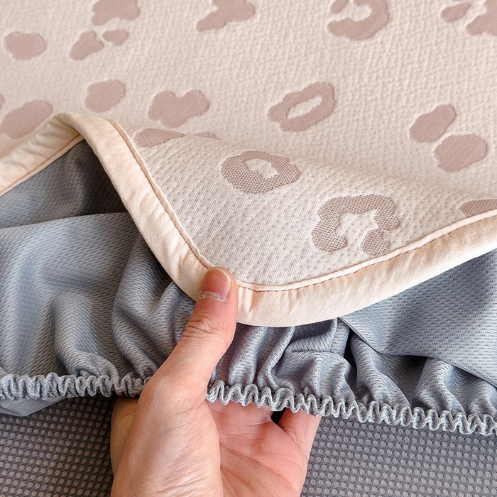 91家纺网 家纺一手货源 找家纺 宜派家纺 2026新款A类母婴级ins清新冰豆豆小熊刺绣凉感值过0.21夏季冰丝席凉席夏天 小熊豹豹-粉-床笠