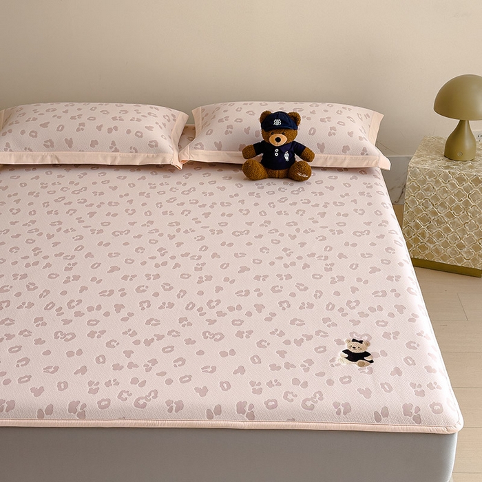 91家纺网 家纺一手货源 找家纺 宜派家纺 2026新款A类母婴级ins清新冰豆豆小熊刺绣凉感值过0.21夏季冰丝席凉席夏天 小熊豹豹-粉-床笠