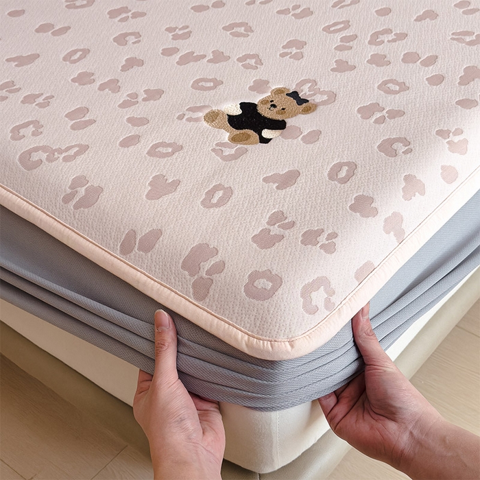 91家纺网 家纺一手货源 找家纺 宜派家纺 2026新款A类母婴级ins清新冰豆豆小熊刺绣凉感值过0.21夏季冰丝席凉席夏天 小熊豹豹-粉-床笠