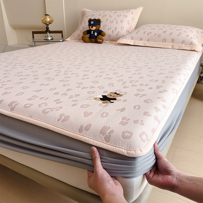 91家纺网 家纺一手货源 找家纺 宜派家纺 2026新款A类母婴级ins清新冰豆豆小熊刺绣凉感值过0.21夏季冰丝席凉席夏天 小熊豹豹-粉-床笠