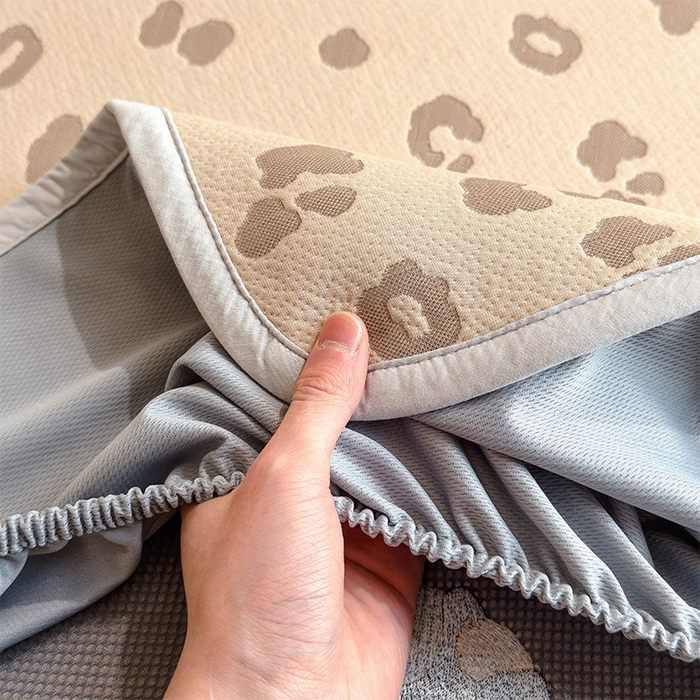 91家纺网 家纺一手货源 找家纺 宜派家纺 2026新款A类母婴级ins清新冰豆豆小熊刺绣凉感值过0.21夏季冰丝席凉席夏天 小熊豹豹-咖-床笠