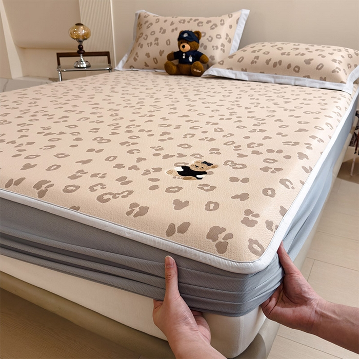 91家纺网 家纺一手货源 找家纺 宜派家纺 2026新款A类母婴级ins清新冰豆豆小熊刺绣凉感值过0.21夏季冰丝席凉席夏天 小熊豹豹-咖-床笠