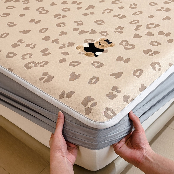 91家纺网 家纺一手货源 找家纺 宜派家纺 2026新款A类母婴级ins清新冰豆豆小熊刺绣凉感值过0.21夏季冰丝席凉席夏天 小熊豹豹-咖-床笠