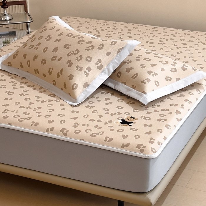 91家纺网 家纺一手货源 找家纺 宜派家纺 2026新款A类母婴级ins清新冰豆豆小熊刺绣凉感值过0.21夏季冰丝席凉席夏天 小熊豹豹-咖-床笠