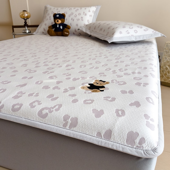 91家纺网 家纺一手货源 找家纺 宜派家纺 2026新款A类母婴级ins清新冰豆豆小熊刺绣凉感值过0.21夏季冰丝席凉席夏天 小熊豹豹-浅粉-床笠