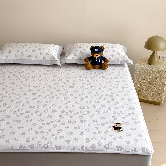 91家纺网 家纺一手货源 找家纺 宜派家纺 2026新款A类母婴级ins清新冰豆豆小熊刺绣凉感值过0.21夏季冰丝席凉席夏天 小熊豹豹-浅粉-床笠