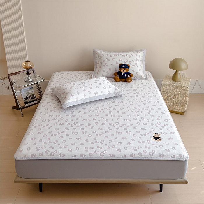 91家纺网 家纺一手货源 找家纺 宜派家纺 2026新款A类母婴级ins清新冰豆豆小熊刺绣凉感值过0.21夏季冰丝席凉席夏天 小熊豹豹-浅粉-床笠