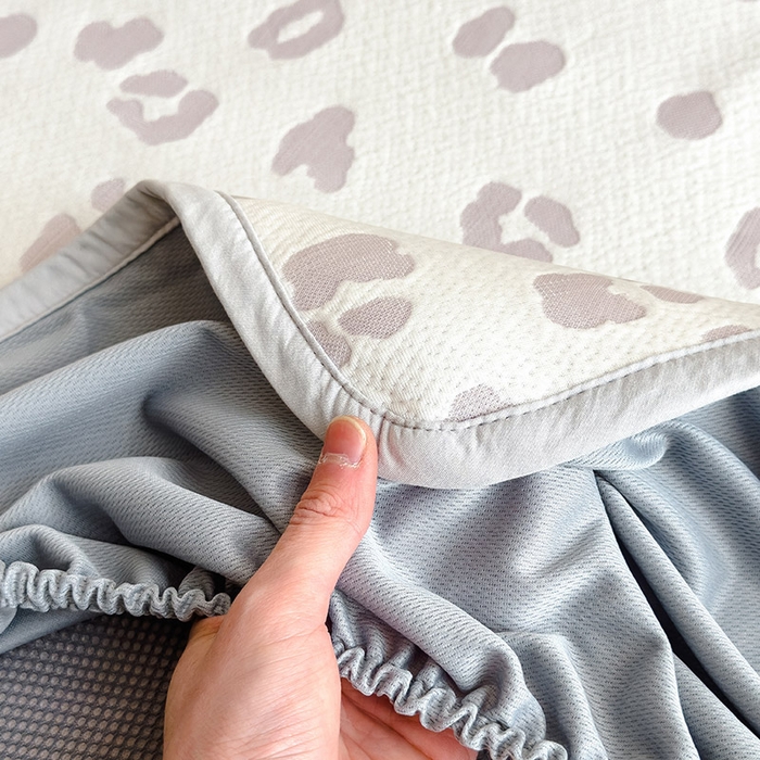 91家纺网 家纺一手货源 找家纺 宜派家纺 2026新款A类母婴级ins清新冰豆豆小熊刺绣凉感值过0.21夏季冰丝席凉席夏天 小熊豹豹-浅粉-床笠