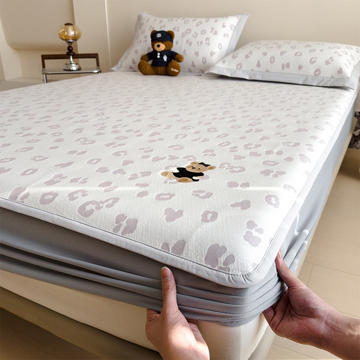 91家纺网 家纺一手货源 找家纺 宜派家纺 2026新款A类母婴级ins清新冰豆豆小熊刺绣凉感值过0.21夏季冰丝席凉席夏天 小熊豹豹-浅粉-床笠