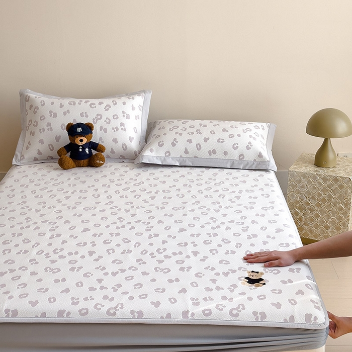 91家纺网 家纺一手货源 找家纺 宜派家纺 2026新款A类母婴级ins清新冰豆豆小熊刺绣凉感值过0.21夏季冰丝席凉席夏天 小熊豹豹-浅粉-床笠