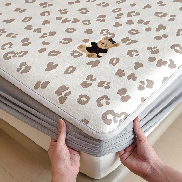 91家纺网 家纺一手货源 找家纺 宜派家纺 2026新款A类母婴级ins清新冰豆豆小熊刺绣凉感值过0.21夏季冰丝席凉席夏天 小熊豹豹-浅咖-床笠